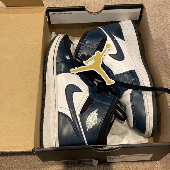 Air Jordan 1 Mid GS - Picture 7 of 7